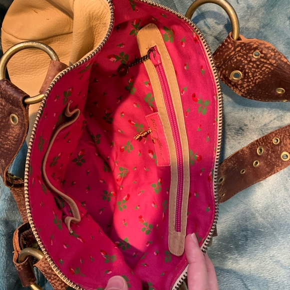 Betsey Johnson Tan Barrel Handbag - Picture 2 of 6